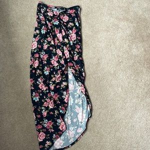 Objex Rose Skirt, It has an opening in the front and an elastic waistband.